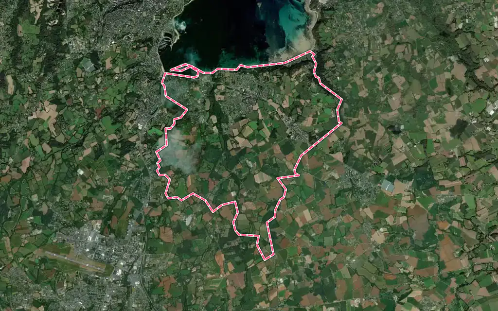 Vue satellite de Louannec avec ses contours administratifs