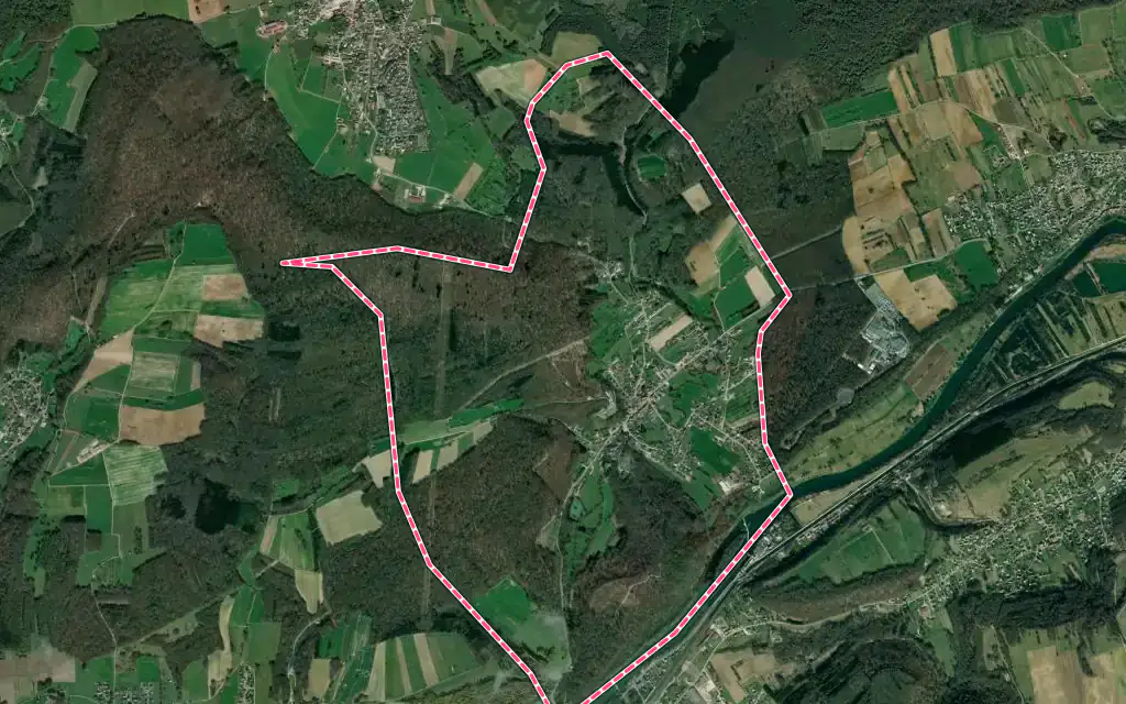 Vue satellite de Lougres avec ses contours administratifs