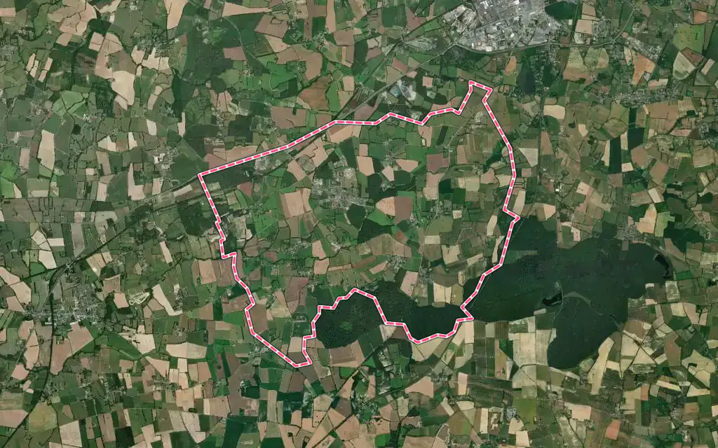 Vue satellite de Louisfert avec ses contours administratifs