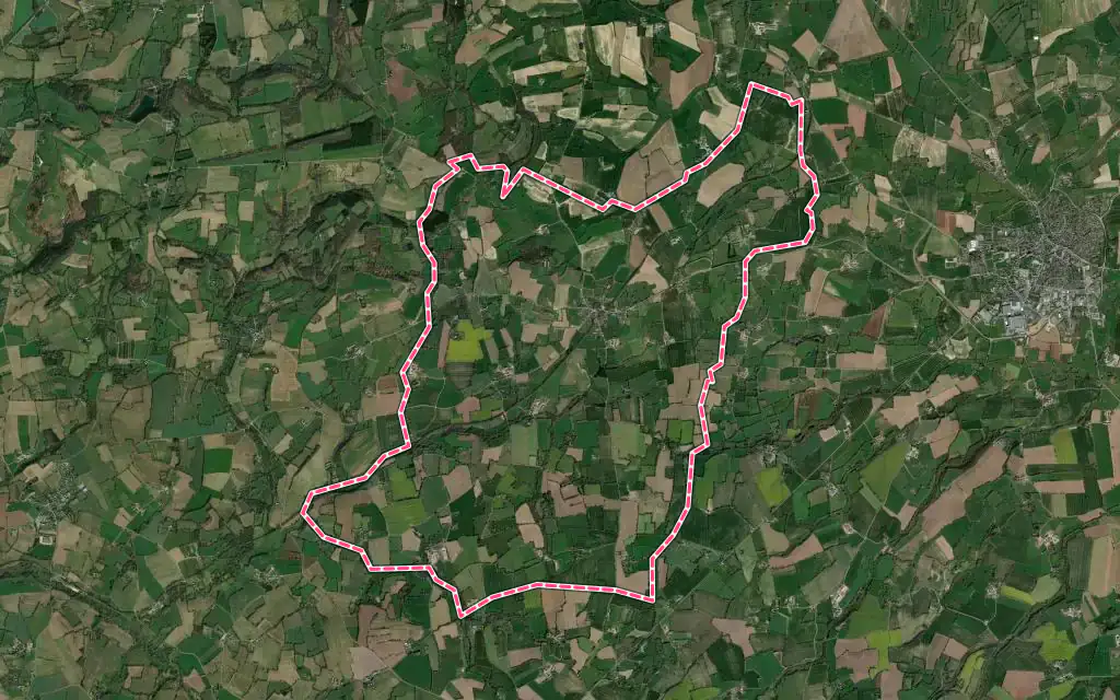 Vue satellite de Loupfougères avec ses contours administratifs
