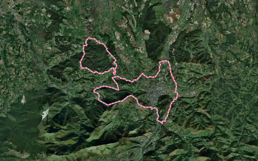 Vue satellite de Lourdes avec ses contours administratifs