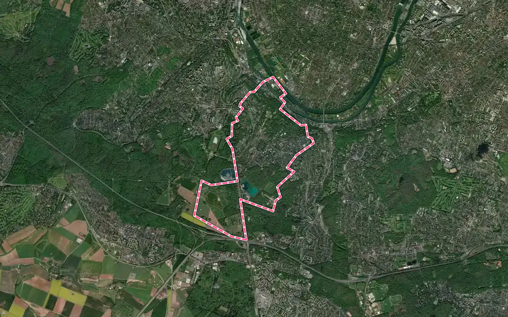 Vue satellite de Louveciennes avec ses contours administratifs
