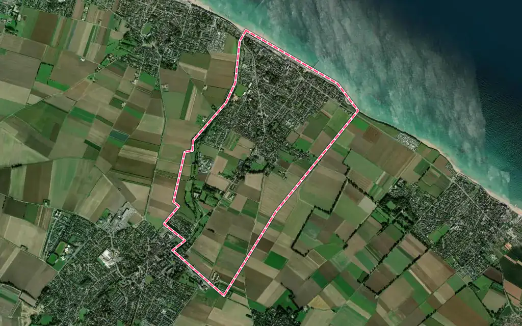 Vue satellite de Luc-sur-Mer avec ses contours administratifs
