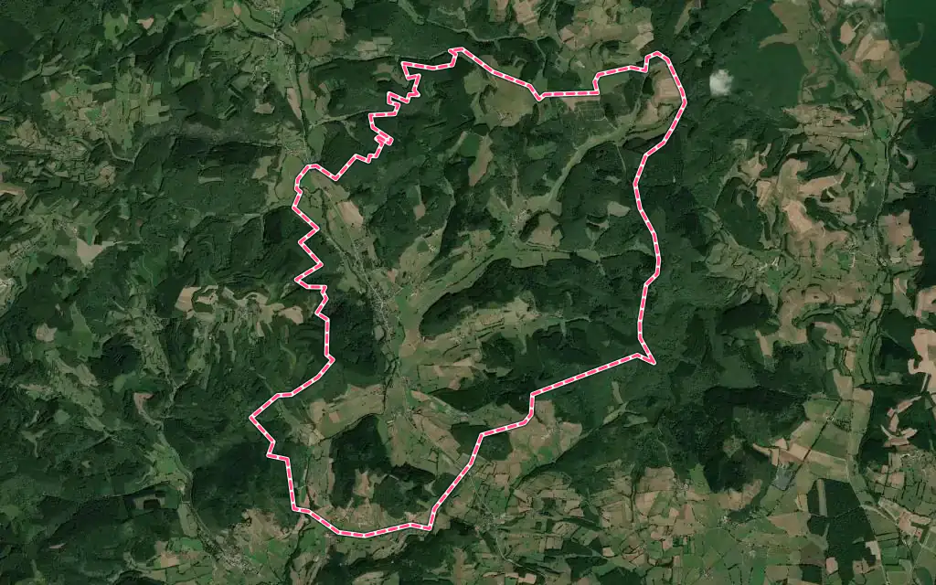 Vue satellite de Lucenay-l'Évêque avec ses contours administratifs