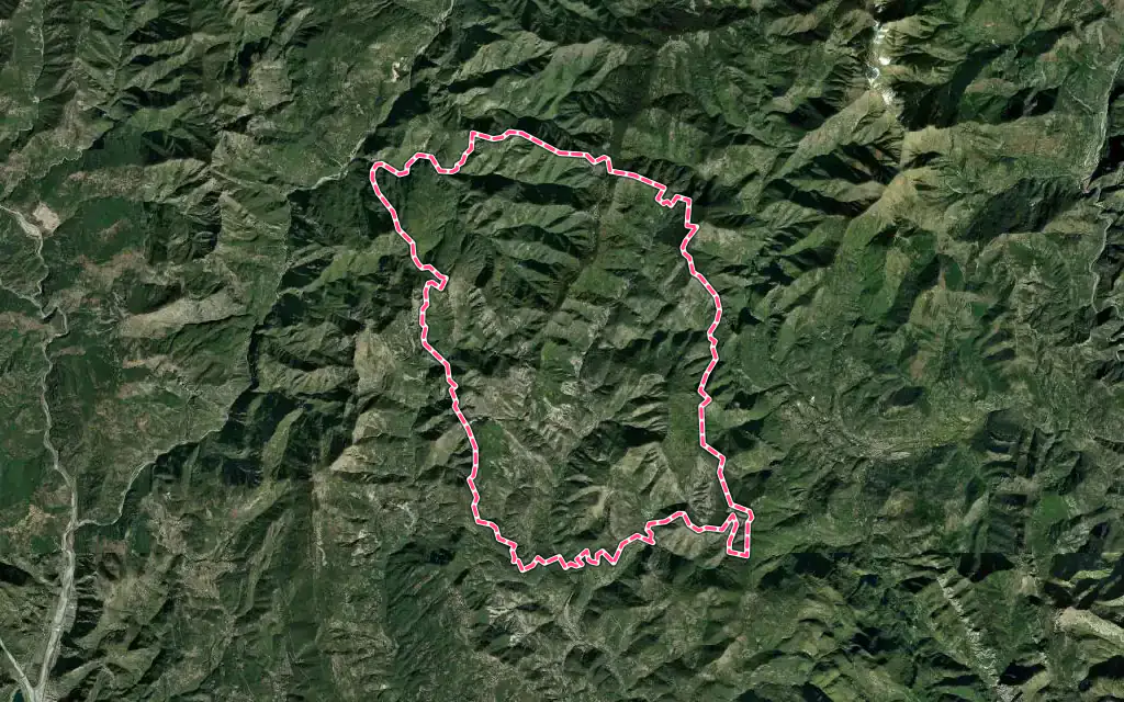 Vue satellite de Lucéram avec ses contours administratifs