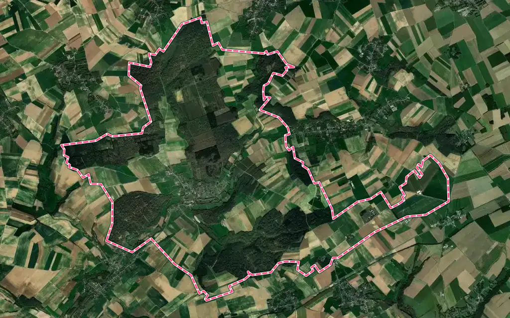 Vue satellite de Lucheux avec ses contours administratifs