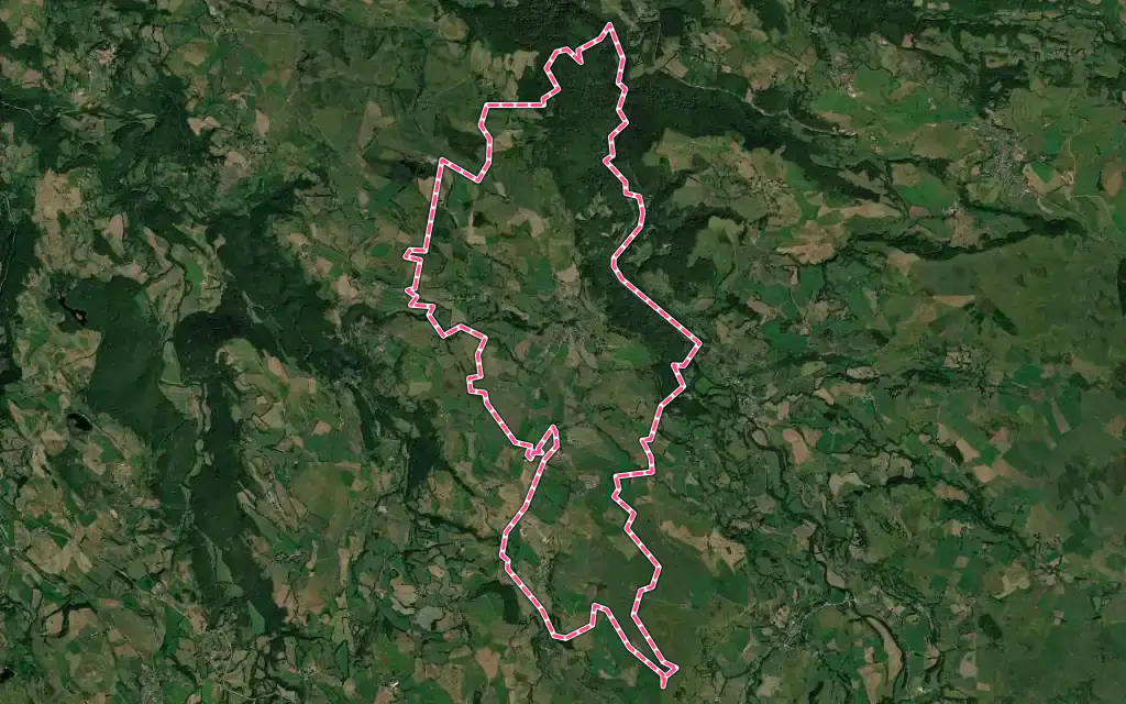 Vue satellite de Lugarde avec ses contours administratifs