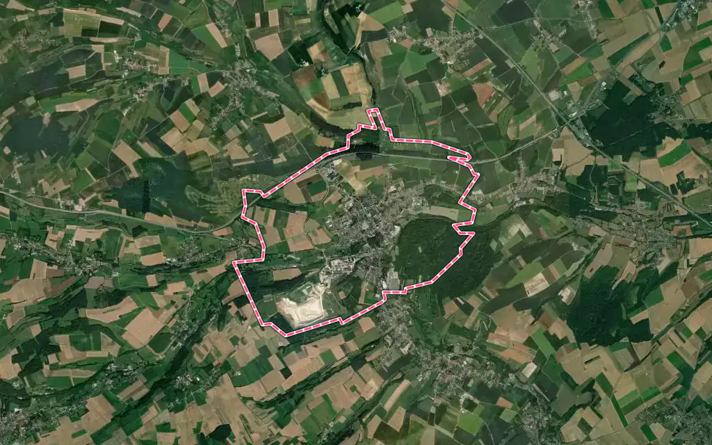 Vue satellite de Lumbres avec ses contours administratifs