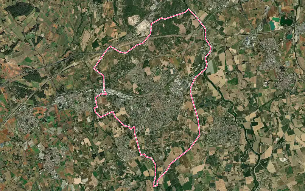 Vue satellite de Lunel avec ses contours administratifs