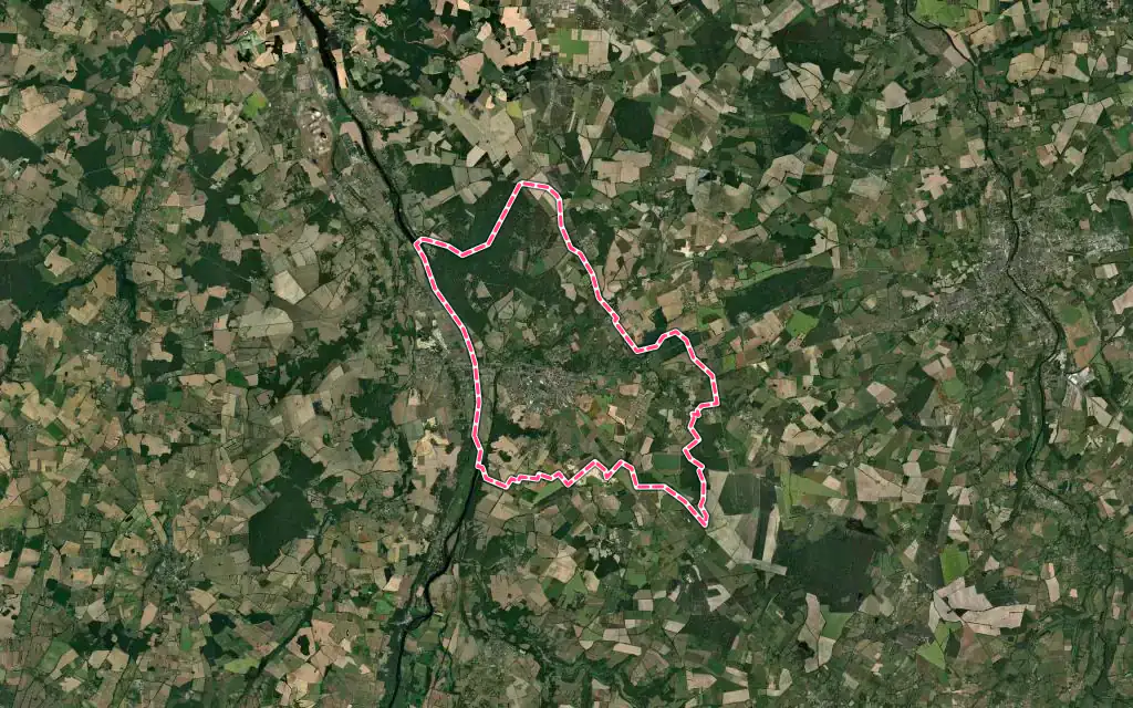 Vue satellite de Lussac-les-Châteaux avec ses contours administratifs