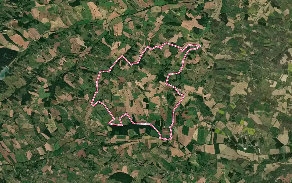 Vue satellite de Lussan-Adeilhac avec ses contours administratifs
