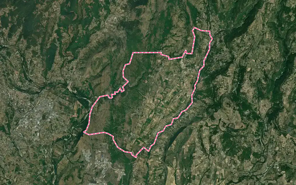 Vue satellite de Lussas avec ses contours administratifs