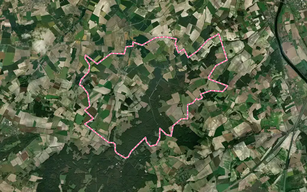 Vue satellite de Luzé avec ses contours administratifs