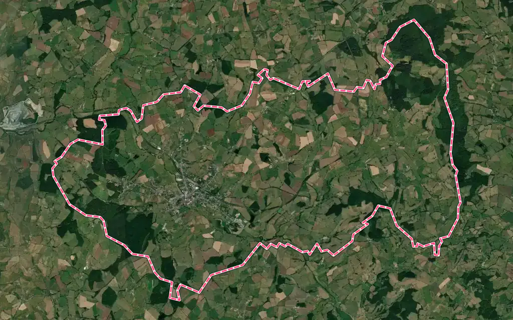 Vue satellite de Luzy avec ses contours administratifs