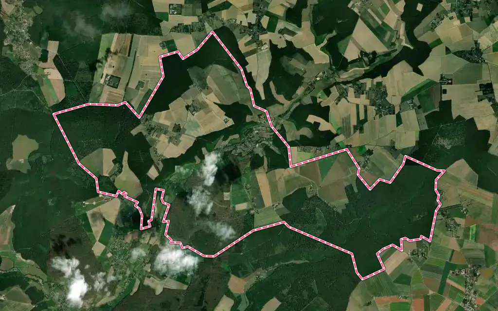 Vue satellite de Lyons-la-Forêt avec ses contours administratifs
