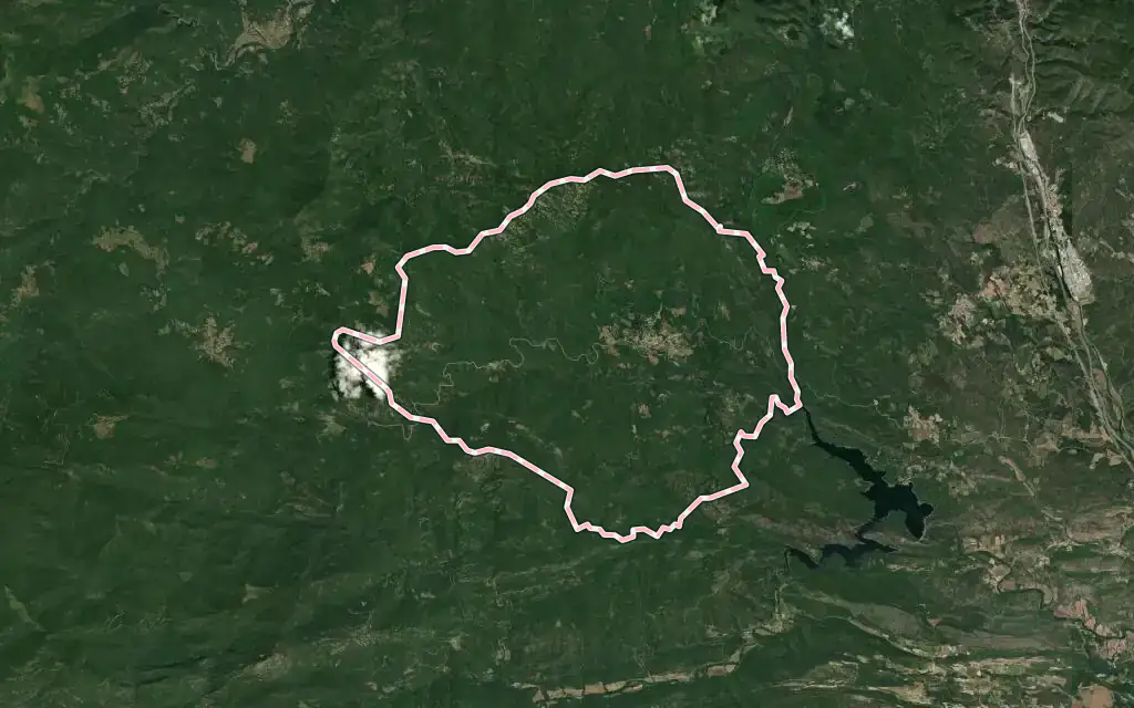 Vista satélite de Maçanet de Cabrenys con su contorno administrativo