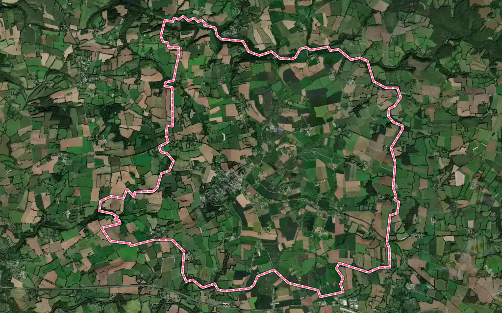 Vue satellite de Maël-Carhaix avec ses contours administratifs