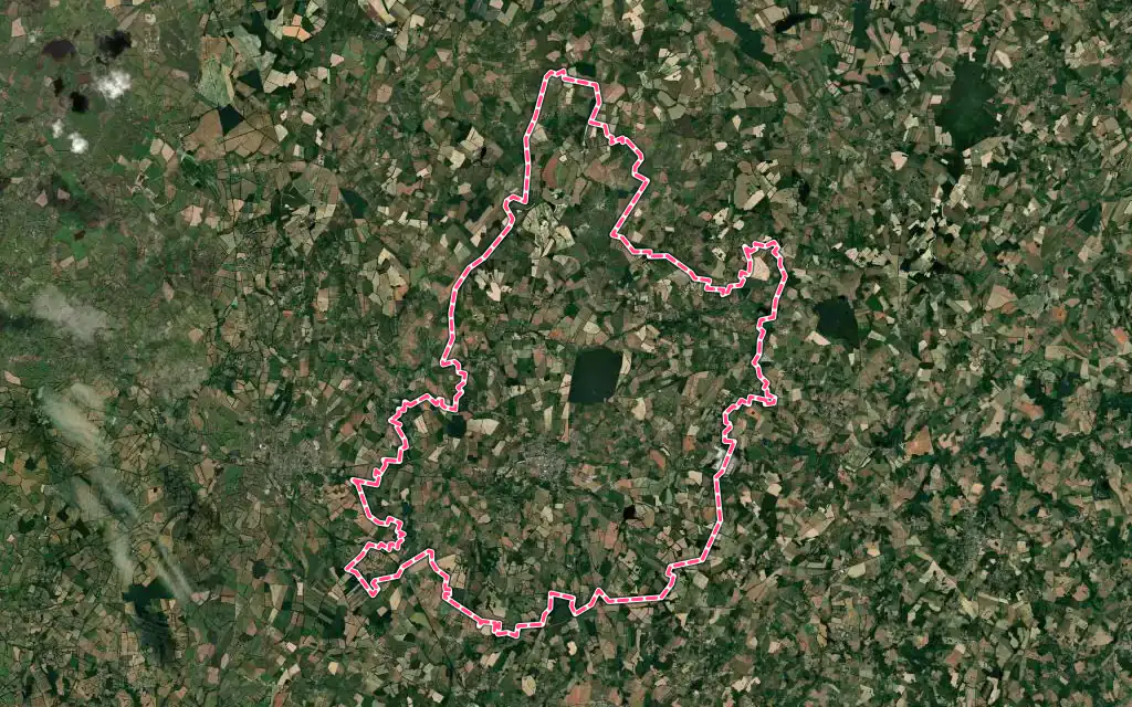 Vue satellite de Magnac-Laval avec ses contours administratifs