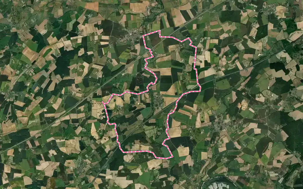 Vue satellite de Maigné avec ses contours administratifs