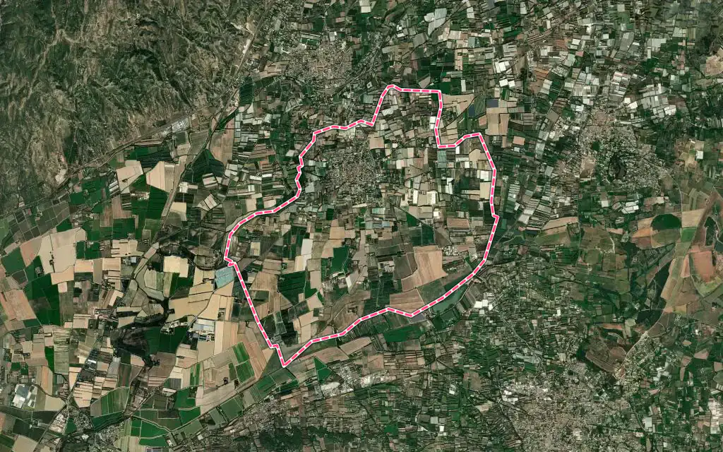 Vue satellite de Maillane avec ses contours administratifs