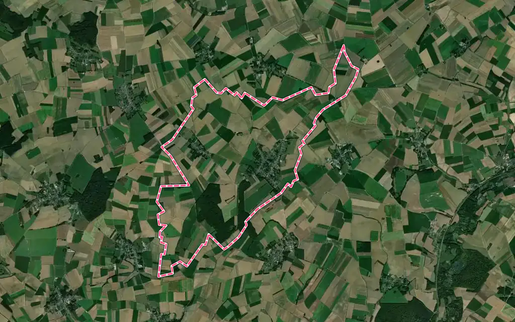 Vue satellite de Mailly-Maillet avec ses contours administratifs