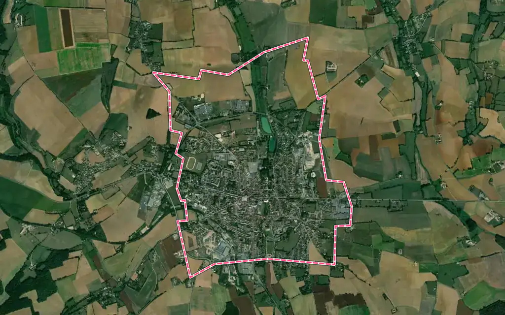 Vue satellite de Mamers avec ses contours administratifs