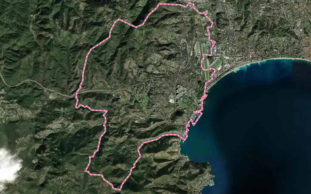 Vue satellite de Mandelieu-la-Napoule avec ses contours administratifs