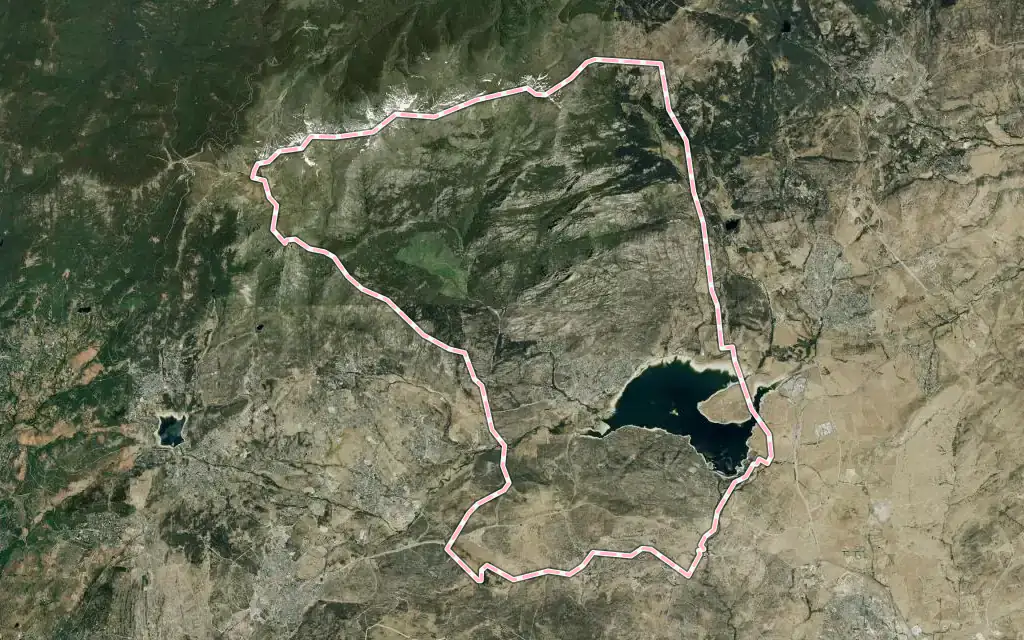 Vista satélite de Manzanares el Real con su contorno administrativo
