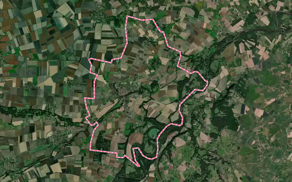 Vue satellite de Maringues avec ses contours administratifs