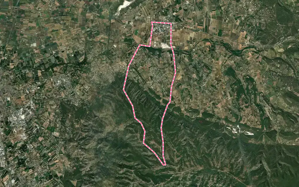 Vue satellite de Maubec avec ses contours administratifs