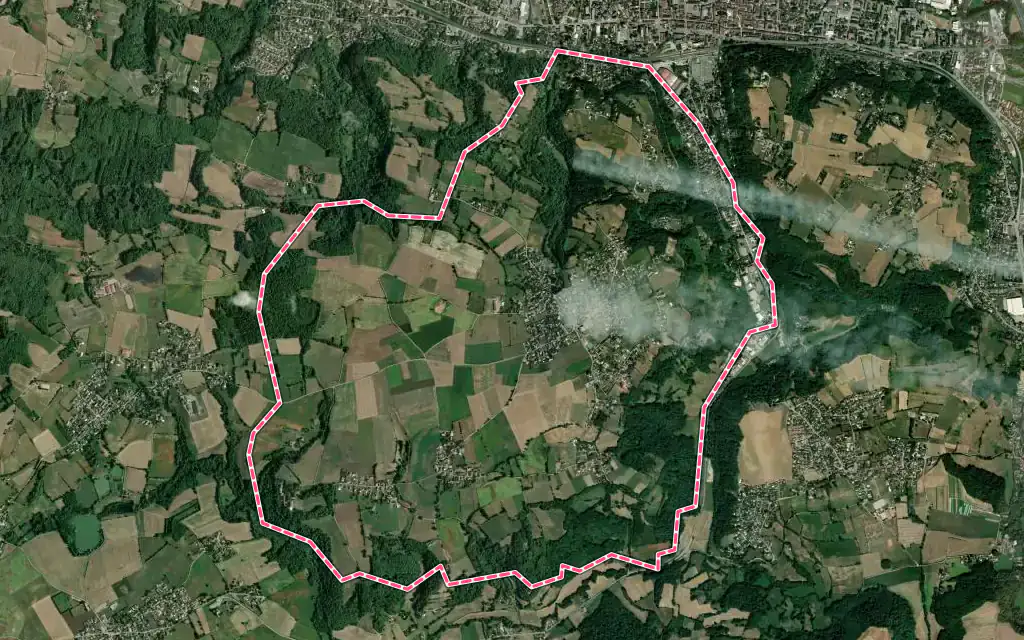 Vue satellite de Maubec avec ses contours administratifs