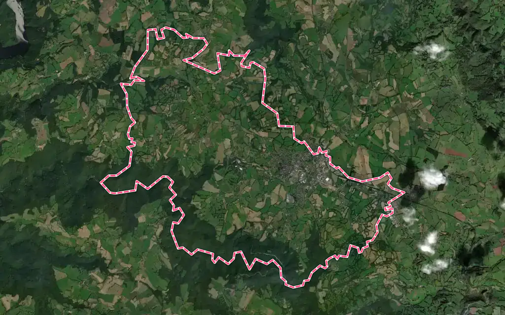 Vue satellite de Mauriac avec ses contours administratifs