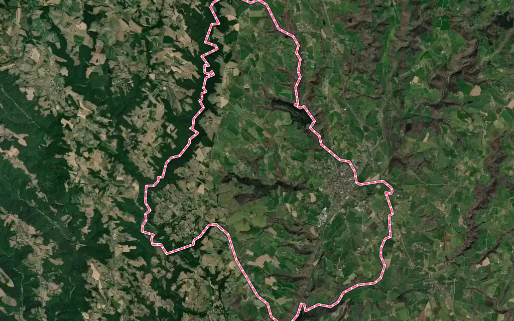 Vue satellite de Maurs avec ses contours administratifs