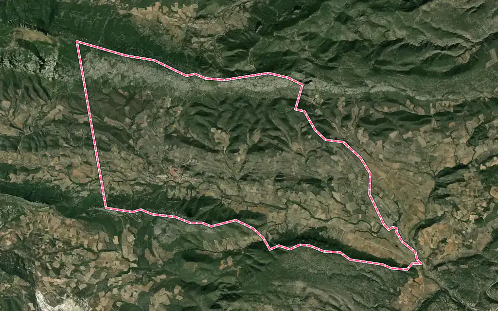 Vue satellite de Maury avec ses contours administratifs