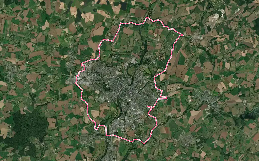 Vue satellite de Mayenne avec ses contours administratifs