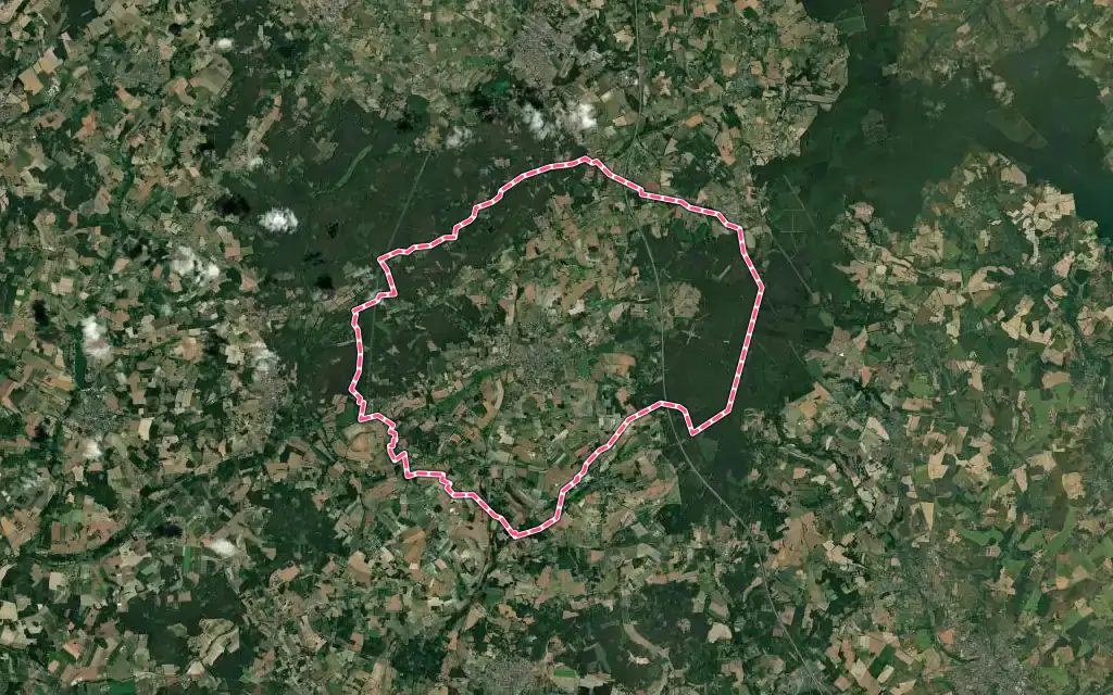 Vue satellite de Mayet avec ses contours administratifs
