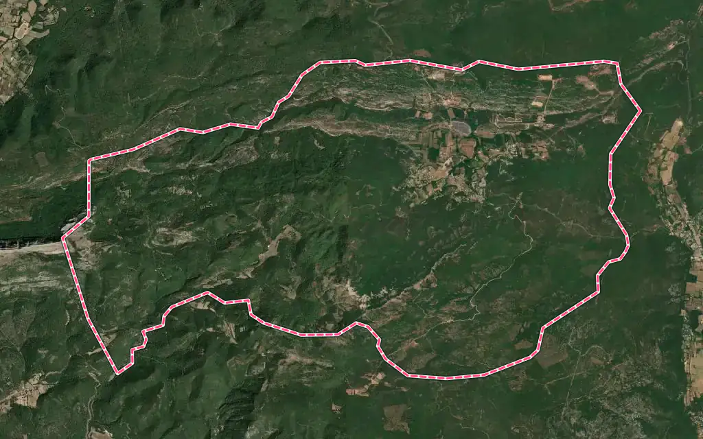 Vue satellite de Mazaugues avec ses contours administratifs