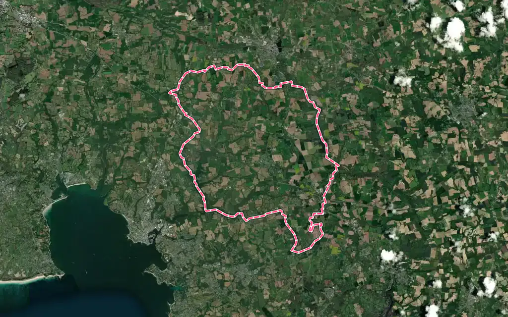 Vue satellite de Melgven avec ses contours administratifs