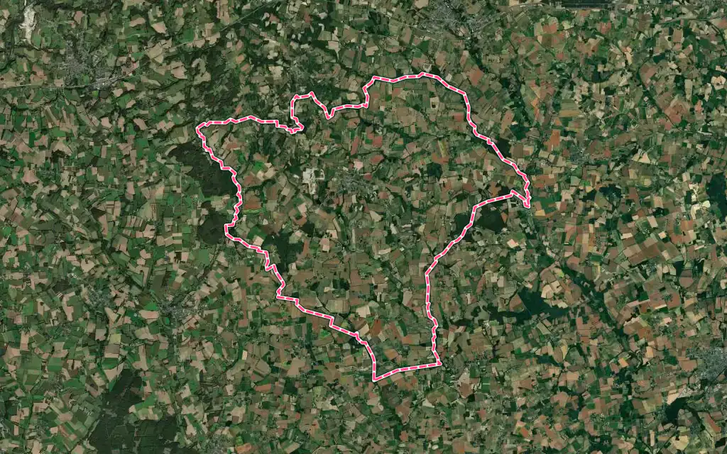 Vue satellite de Ménéac avec ses contours administratifs