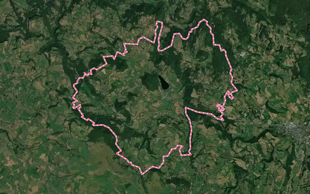 Vue satellite de Menet avec ses contours administratifs