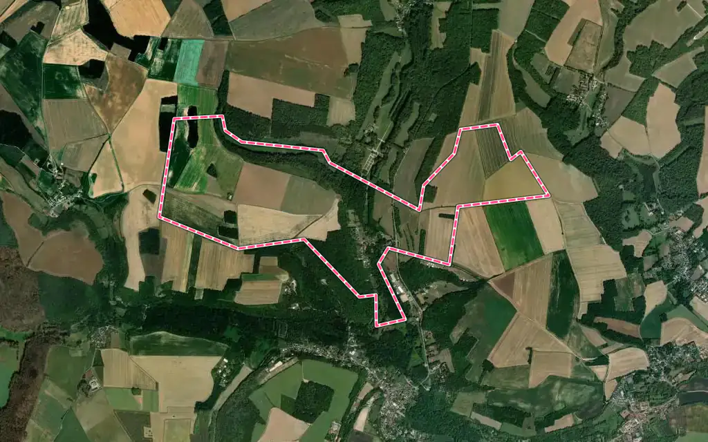 Vue satellite de Menouville avec ses contours administratifs
