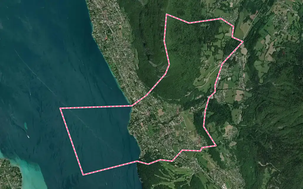 Vue satellite de Menthon-Saint-Bernard avec ses contours administratifs