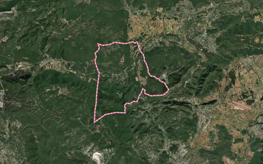 Vue satellite de Méounes-lès-Montrieux avec ses contours administratifs