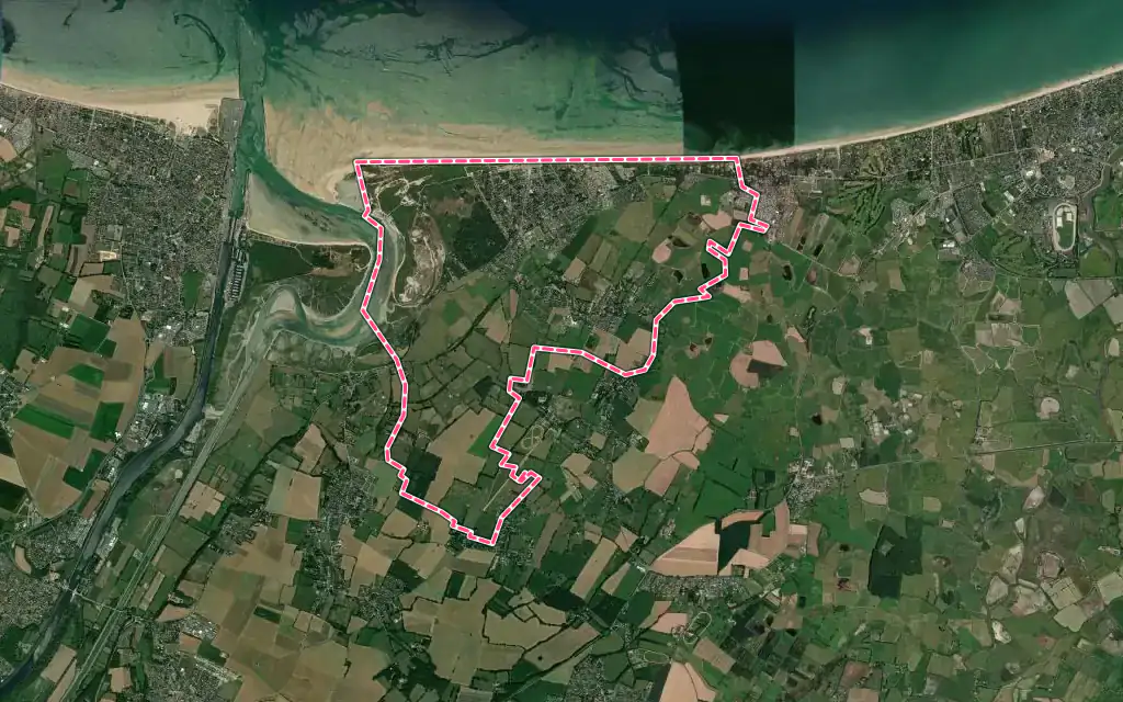 Vue satellite de Merville-Franceville-Plage avec ses contours administratifs