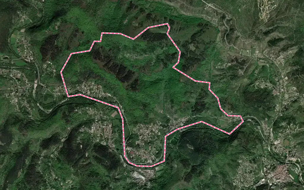 Vue satellite de Meyrannes avec ses contours administratifs