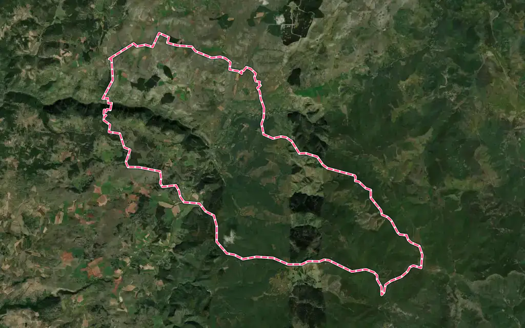 Vue satellite de Meyrueis avec ses contours administratifs