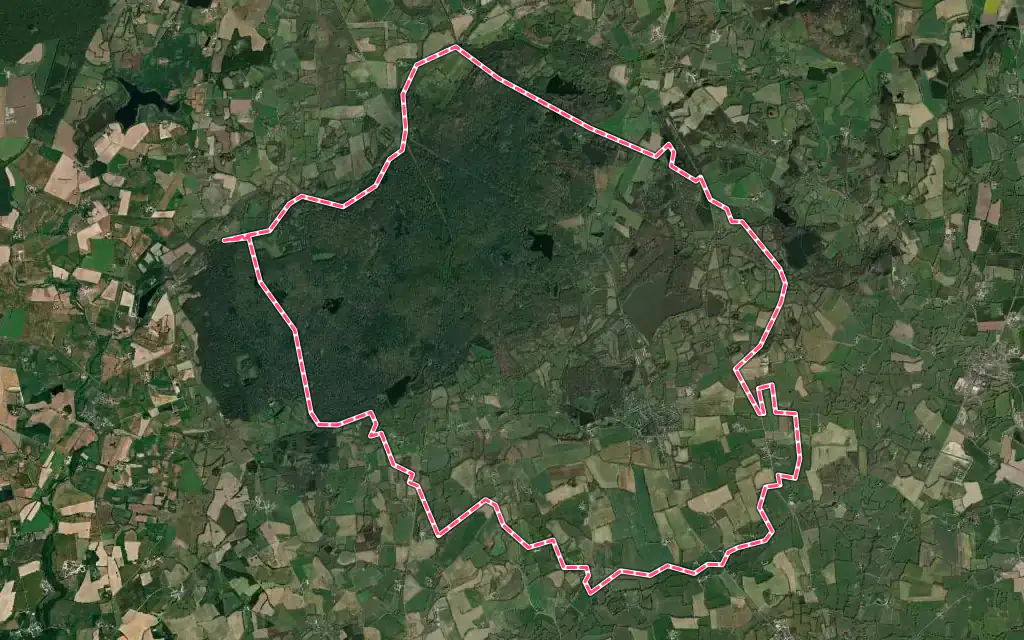 Vue satellite de Mézangers avec ses contours administratifs