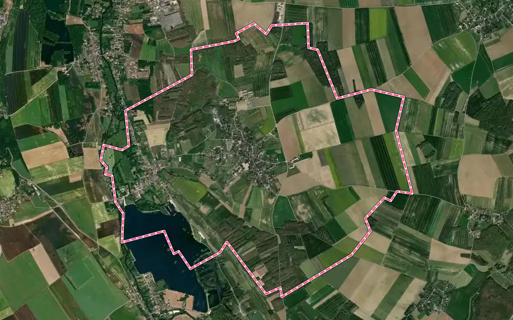 Vue satellite de Mézières-en-Drouais avec ses contours administratifs