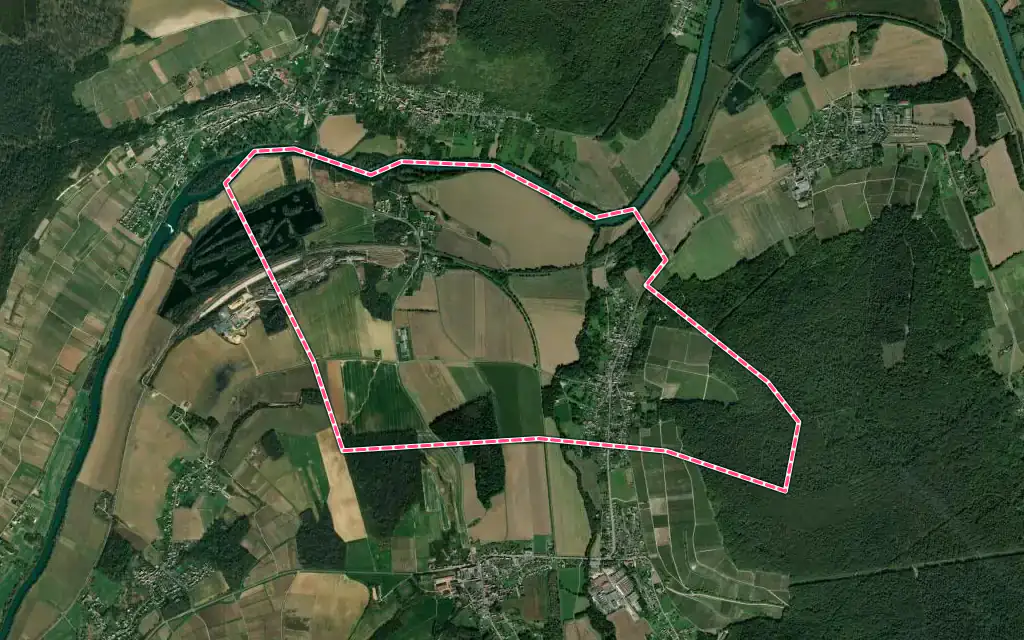 Vue satellite de Mézy-Moulins avec ses contours administratifs
