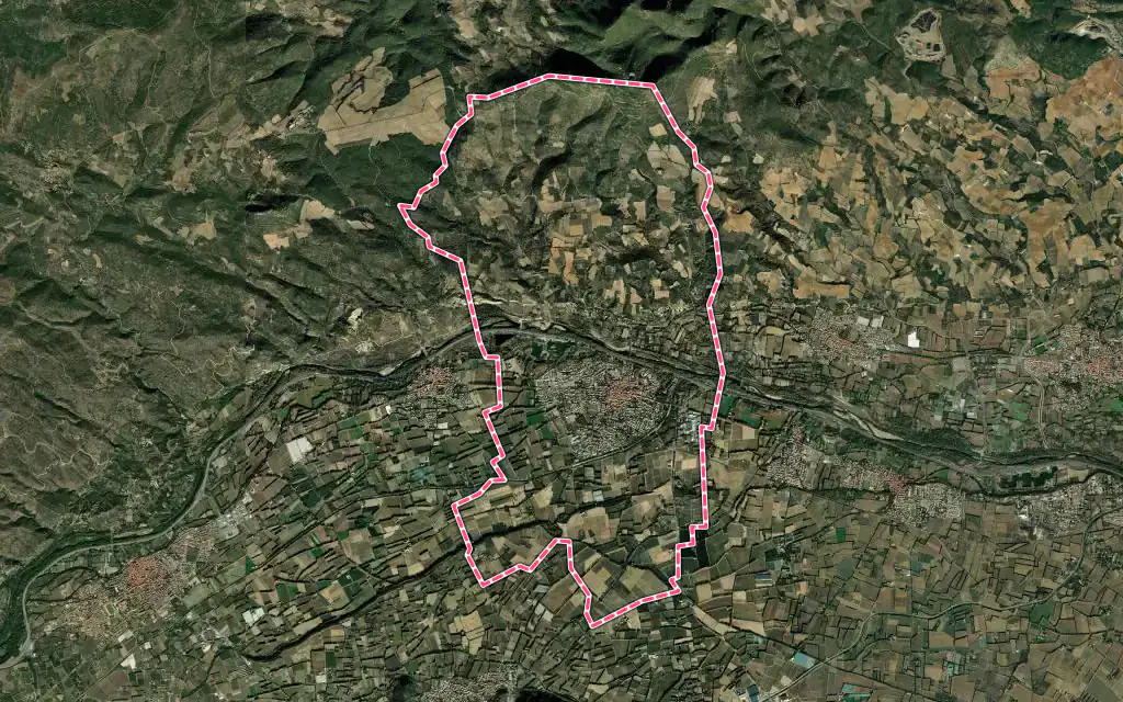 Vue satellite de Millas avec ses contours administratifs